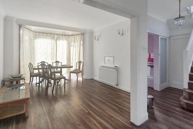 21, South Lodge Drive, London photo 2