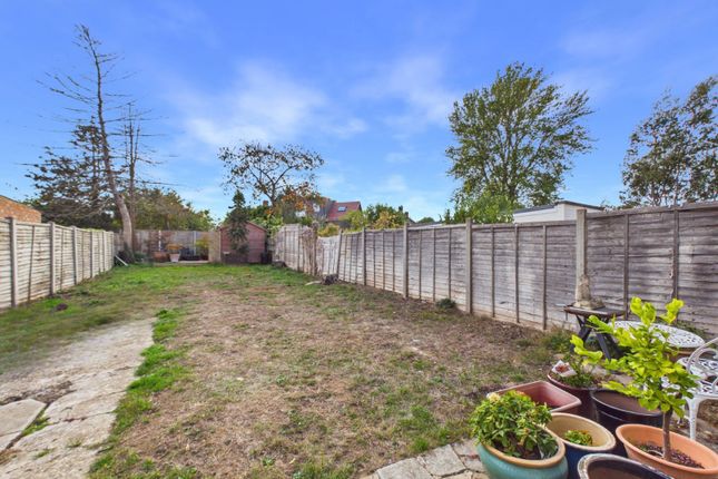 Metcalf Road, Surrey photo 3
