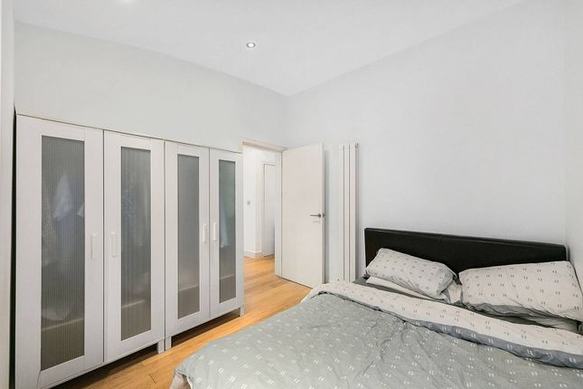 Flat to rent in Gerards Place, Clapham Common North Side, London