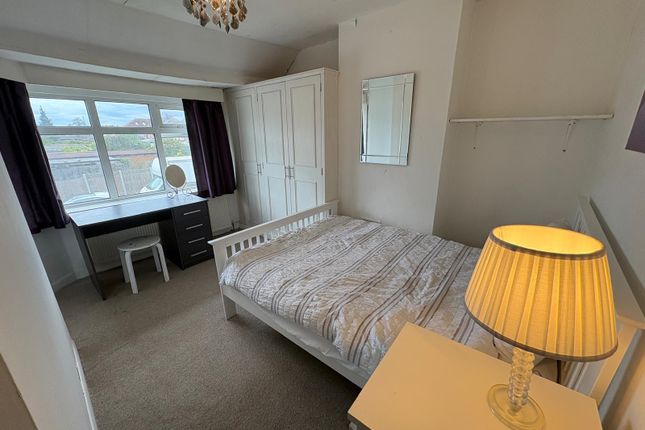 7, Garden Road, Walton-on-Thames photo 2