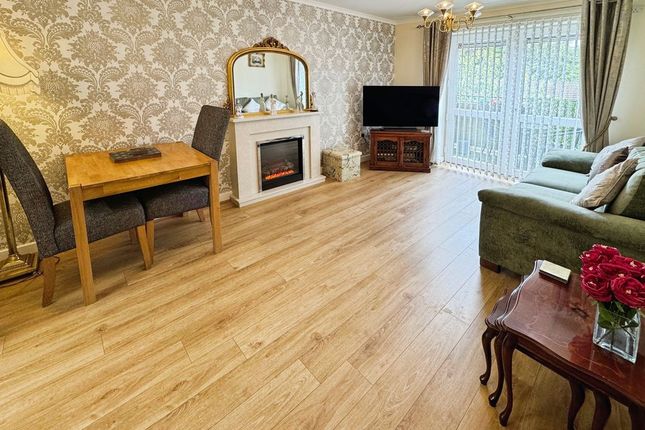 25, Manor Gardens, Harwood photo 2