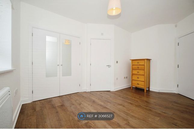 Flat, Highfield Close, London photo 4