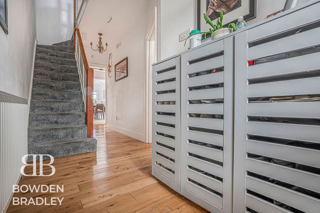 59 Stradbroke Grove, Clayhall photo 4