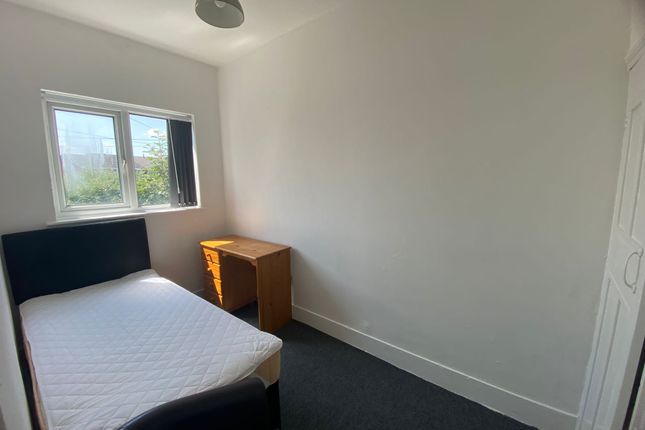 Room 3, 9, Mold Road, Wrexham photo 3