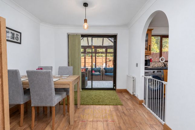 27 Clarence Way, Horley photo 4