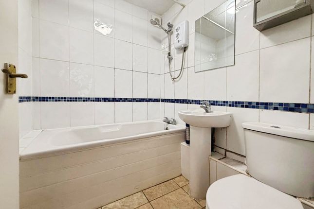 16 The Greenway, Carr Road, Sheffield photo 4