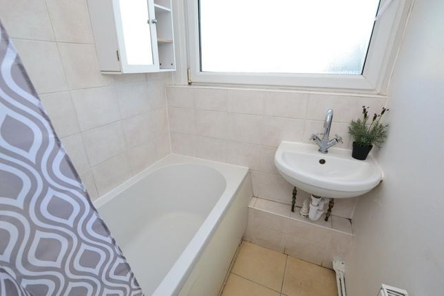 Room 1, 303 Pegswood Court, 92 Cable Street, London photo 3