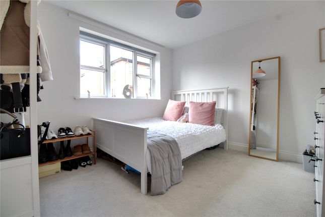 Flat for sale in Carter Court, Hook