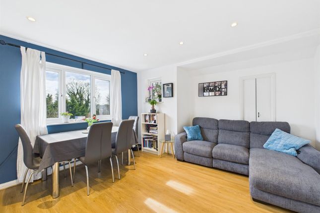 Flat 11 Glebe Court, 27, Whitethorn Avenue, Coulsdon photo 4