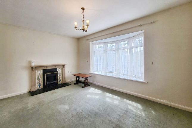 26 Springfield Crescent, Leicester photo 2