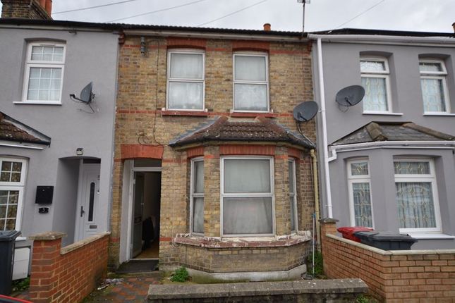 Terraced house for sale in Canada Road, Slough