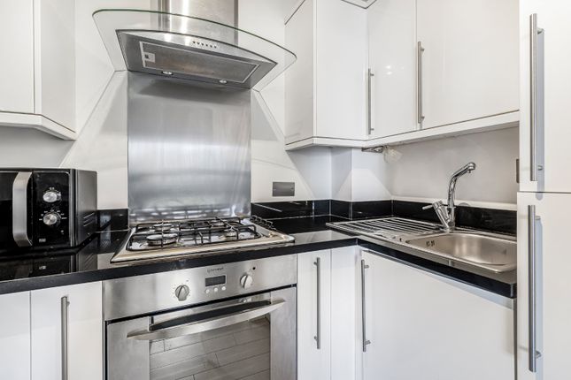 Flat 18 Westside Court, 113, Elgin Avenue, London photo 4