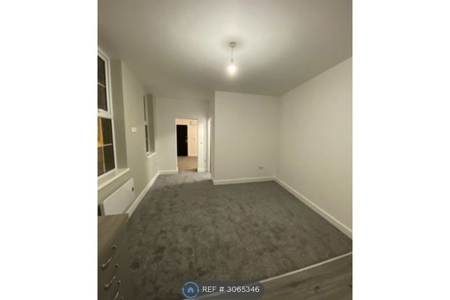 Flat   Silver Street, Wakefield photo 2