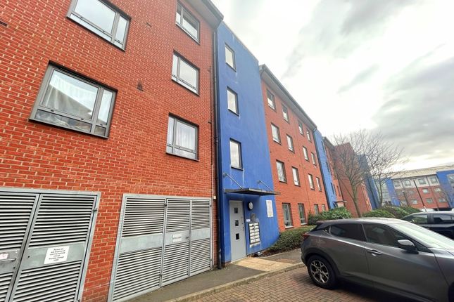 Thumbnail Flat to rent in Cleeve Way, Sutton