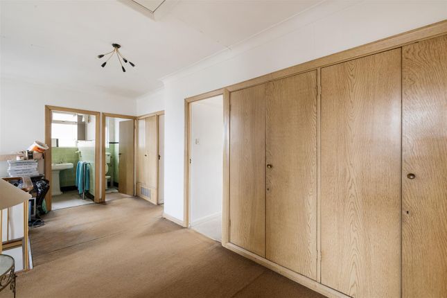 The Warren Drive, E11