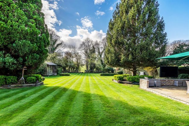 22, Golf Side, South Cheam photo 2