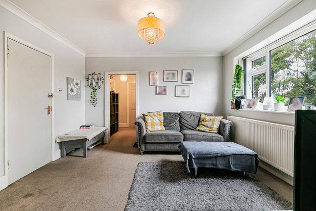 Flat 3, 205, Wendover Road, Surrey photo 2