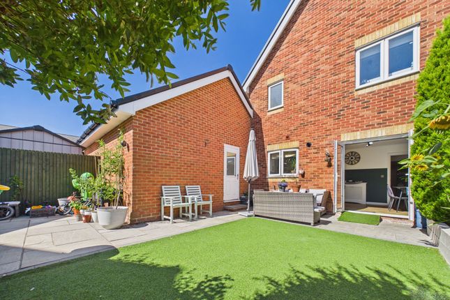 2 Yeomans Lane, Camberley photo 4