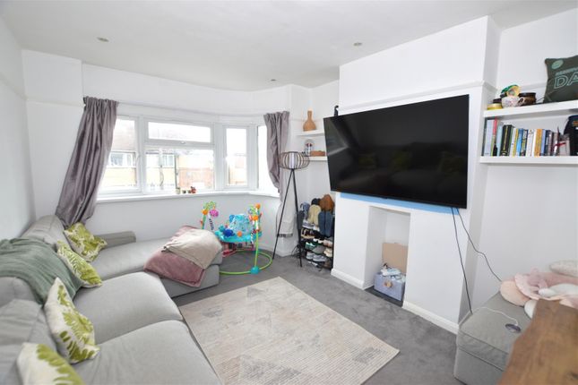 72, Redfern Avenue, Hounslow photo 2