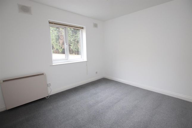 2, Nialls Court, Bradford photo 3