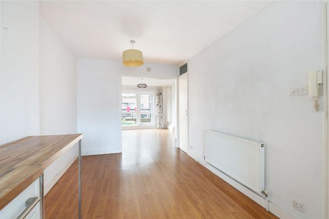 5, Thornbury Close, London photo 4