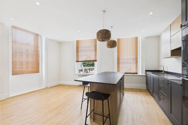 Flat 4, Maitland House 118-120 High Street, Cheltenham photo 2