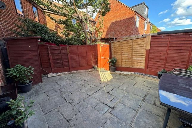 33 Linton Gardens, London photo 4