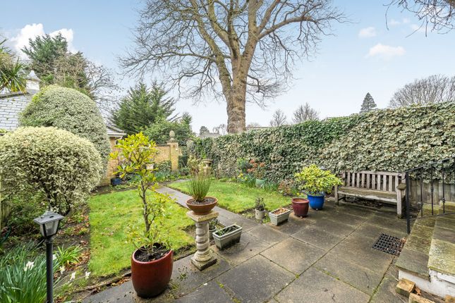 3, Lakeside Grange, Weybridge photo 2