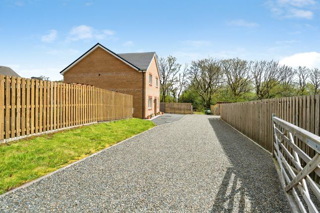 32, Clos Coed Derw, Llanelli photo 3