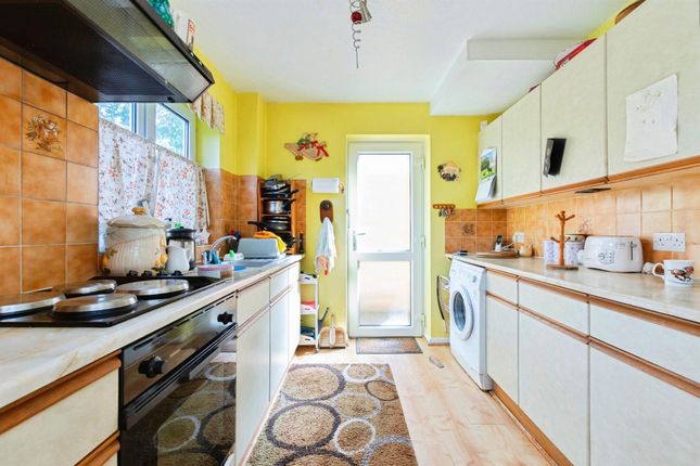 26, Downlands Close, Salisbury photo 4