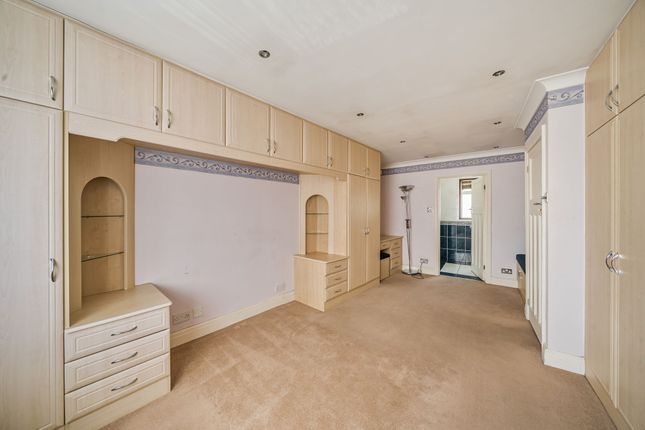 16 Greencourt Avenue, Edgware photo 4