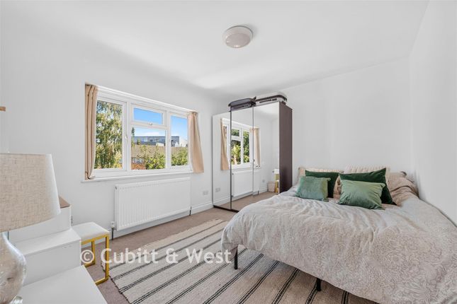 5, Overbury Crescent, Croydon photo 2