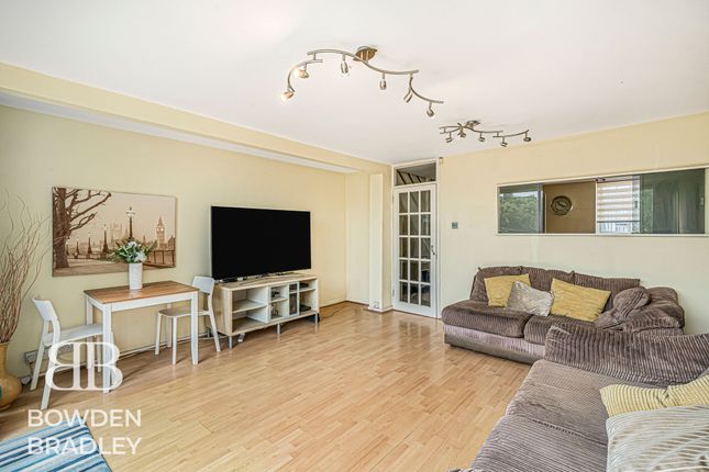 71 Kielder Close, Hainault photo 3