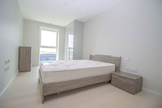 Flat to rent in Cassia Point, Glasshouse Gardens, Stratford
