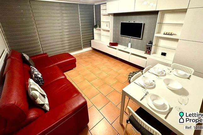 28, Carey Gardens, London photo 2