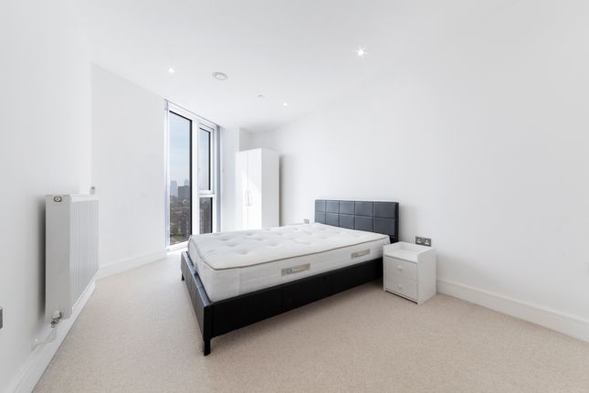 Flat to rent in Sky View Tower, 12 High Street, Stratford, London