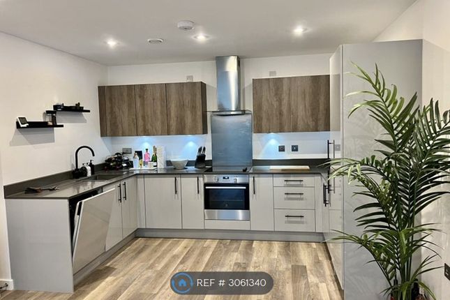 Flat, Hawthorne Crescent, London photo 2