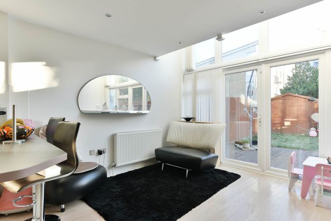 Town house to rent in Revere Way, Epsom