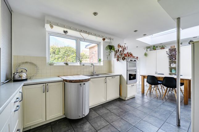 8, Barnes Close, Romsey photo 3