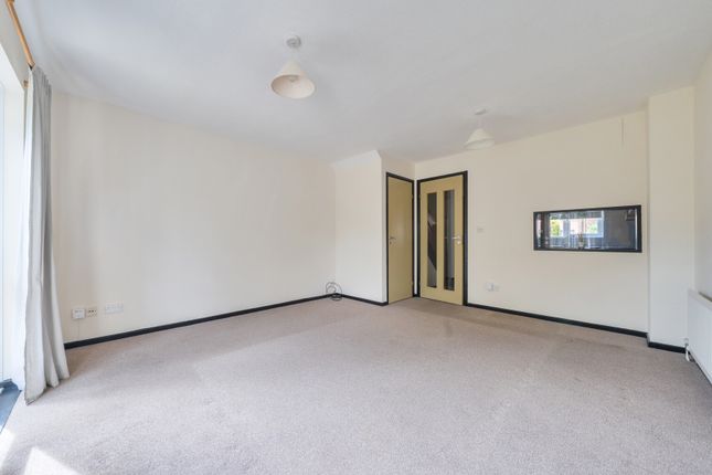 24, Grassmere, Surrey photo 2
