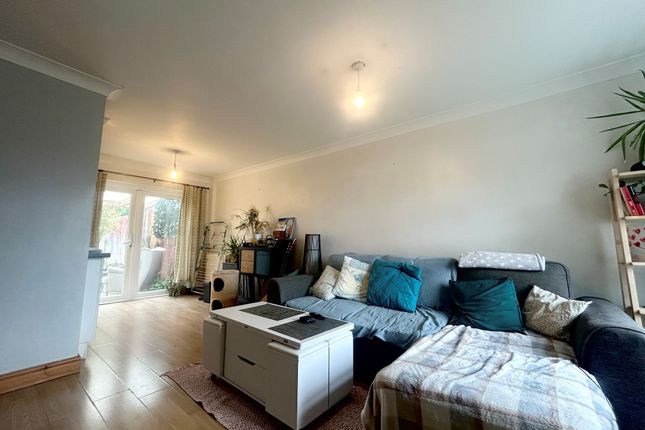 14 Hale Avenue, Milton Keynes photo 3