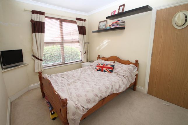Maisonette to rent in Cricket View, London Road, Walk Of Station