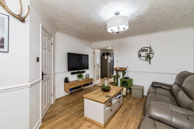 23, Howley Gardens, Lowestoft photo 3