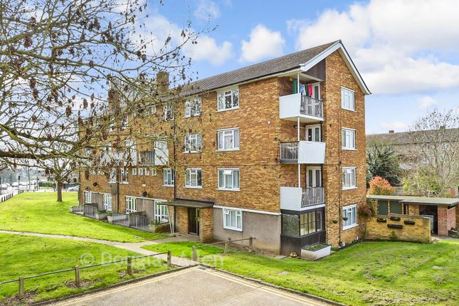 10, Rams Grove, Romford photo 2