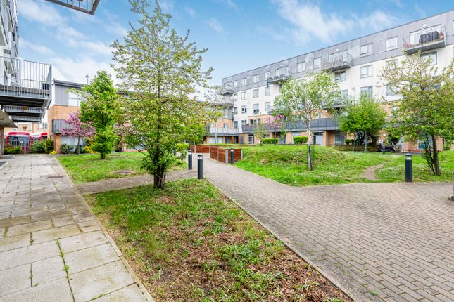 Flat for sale in Camberwell Station Road, London