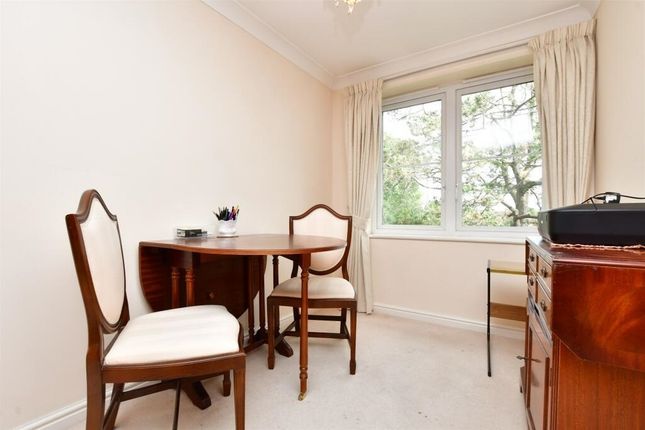Flat to rent in London Road, Redhill
