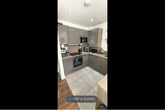 Flat   Outwood Lane, Chipstead, Coulsdon photo 2
