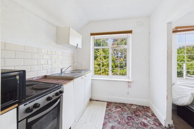 301, Feltham Hill Road, Surrey photo 2