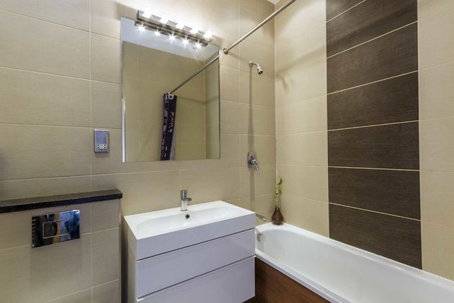 Flat 2, Saxon House, 1, Thrawl Street, London photo 4