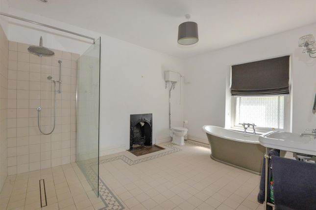 Family Bathroom 1.Jpg